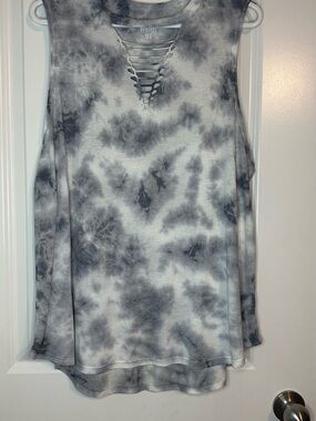 SO Gray Tie-Dye Lattice V-Neck Tank